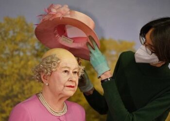 ردود فعل ساخرة بعد تداول صور لتمثال الملكة إليزابيث من متحف بألمانيا