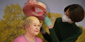 ردود فعل ساخرة بعد تداول صور لتمثال الملكة إليزابيث من متحف بألمانيا