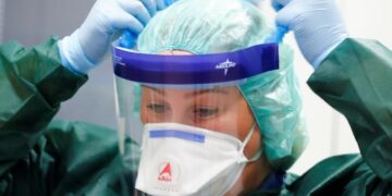 خاص.. طبيب يؤكد عدم ثبوت انتقال فيروس كورونا ومتحوراته بواسطة العين