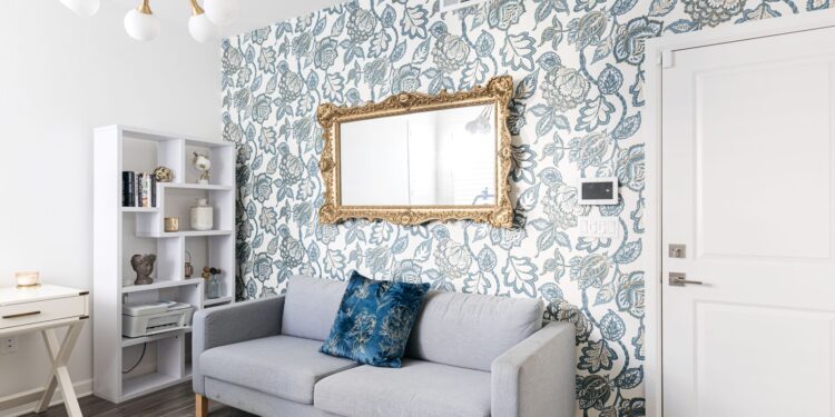 جددي منزلك.. 9 طرق لاستخدام ورق الحائط في غرفة المعيشة