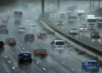 10 نصائح للقيادة الآمنة وتجنب الحوادث خلال سقوط الأمطار