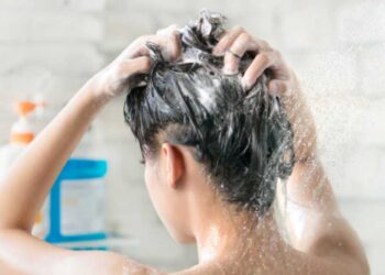 تعاني من قشرة الشعر؟ 4 مكونات أبحثي عنها عند شراء الشامبو
