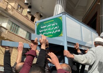 آخر لقاء للأستاذ مع الأهالي.. وصول جثمان وائل الإبراشي تمهيدًا لدفنه بمسقط رأسه|(صور)