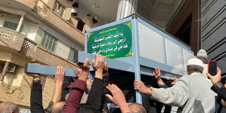 آخر لقاء للأستاذ مع الأهالي.. وصول جثمان وائل الإبراشي تمهيدًا لدفنه بمسقط رأسه|(صور)