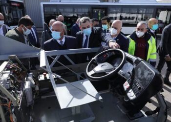 وزير النقل يتفقد مصنع غبور مصر.. ويؤكد على دعم تصنيع الاتوبيسات ..صور