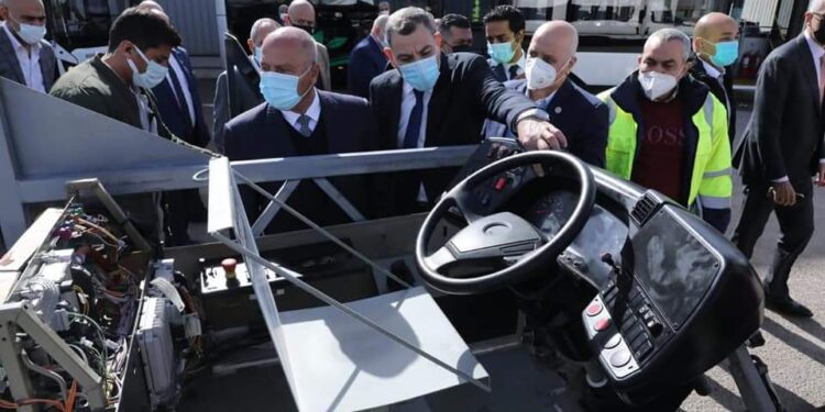 وزير النقل يتفقد مصنع غبور مصر.. ويؤكد على دعم تصنيع الاتوبيسات ..صور