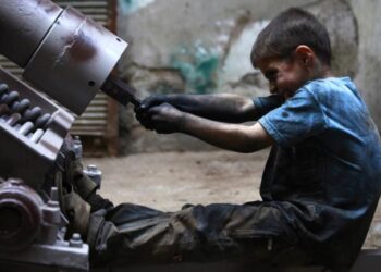 احذر تشغيلهم قبل هذا السن.. كيف ينظم قانون العمل عمالة الأطفال