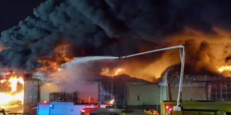 حريق ضخم في مستودعات بالمدينة الصناعية الأولى بالعاصمة السعودية الرياض