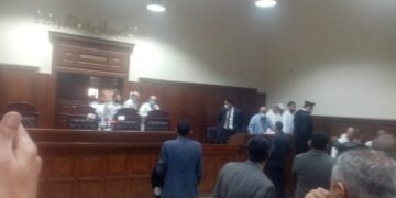 قضية حسن راتب وعلاء حسانين| المتهمون يرددون هتافات يا رحمن يا رحيم داخل القفص