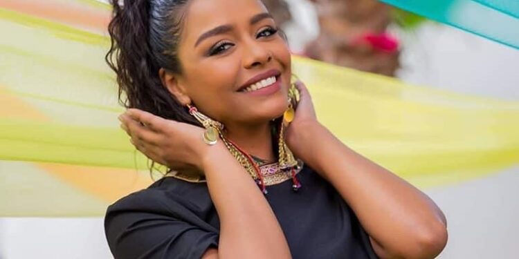 شاهد..الفنانة أسماء أبو اليزيد تؤدي مناسك العمرة