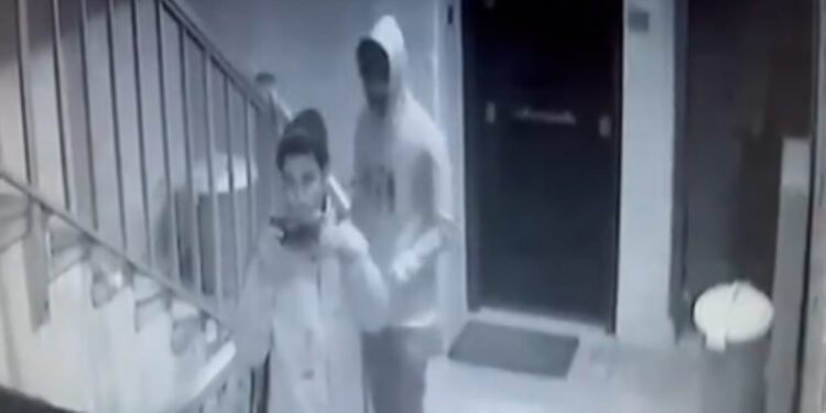 بلاغ لقسم العجوزة.. مواطن يكشف خطة شابين لتنفيذ سطو على بنك بالمهندسين (فيديو)