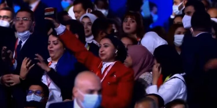 منتدى شباب العالم 2022.. الشباب يحتفون بالصور والأعلام على أرض السلام