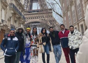 من أمام برج إيفل.. أول صورة لأبطال فيلم “رمسيس باريس”