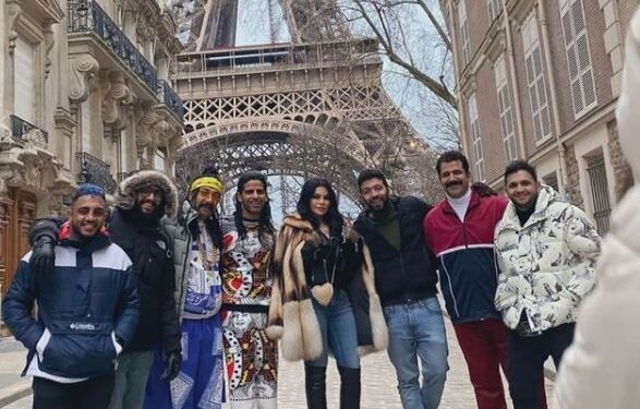من أمام برج إيفل.. أول صورة لأبطال فيلم “رمسيس باريس”