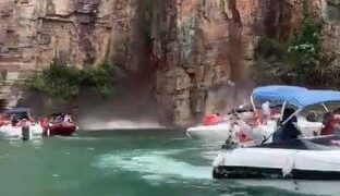 مصرع 7 أشخاص جراء سقوط كتلة صخرية فوق قوارب ببحيرة بالبرازيل.. فيديو