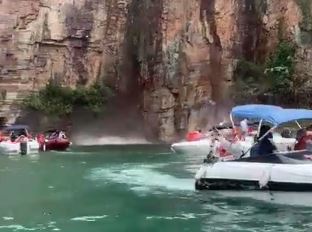 مصرع 7 أشخاص جراء سقوط كتلة صخرية فوق قوارب ببحيرة بالبرازيل.. فيديو