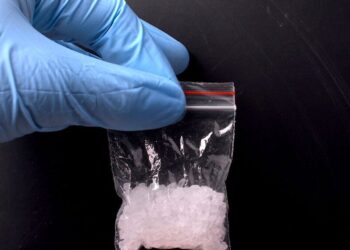 حبس تاجر مخدرات وزوجته ضبط بحوزتهما هيروين وآيس في المقطم