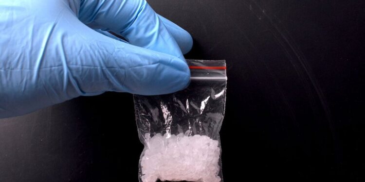 حبس تاجر مخدرات وزوجته ضبط بحوزتهما هيروين وآيس في المقطم