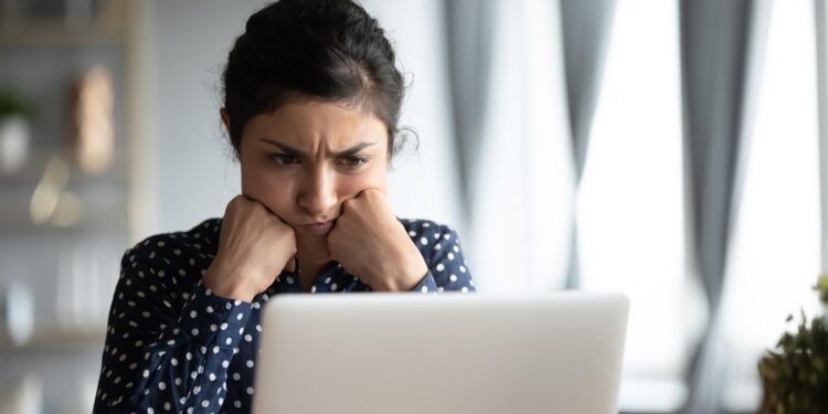 كيف تدير عواطفك في العمل؟ إليك خطوتين لحل ذلك