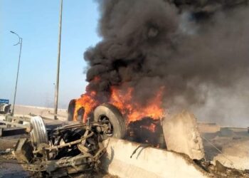 إخماد حريق السيارة النقل المقلوبة بالطريق الأوسطي الجديد