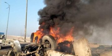 إخماد حريق السيارة النقل المقلوبة بالطريق الأوسطي الجديد