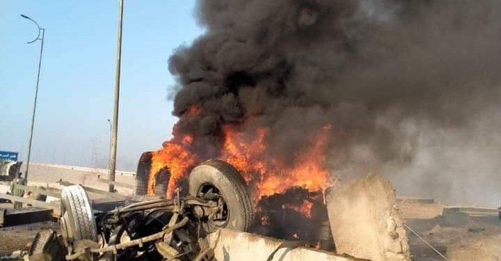 إخماد حريق السيارة النقل المقلوبة بالطريق الأوسطي الجديد