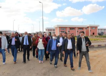 مسئولو الإسكان يتفقدون مشروعات تطوير الصرف الصحى بالسادات