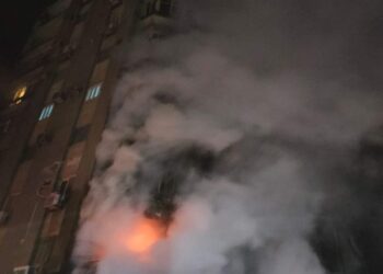 لحظات من الرعب.. ننشر أول صور من مسرح حريق عقار مدينة نصر