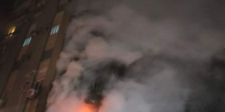 لحظات من الرعب.. ننشر أول صور من مسرح حريق عقار مدينة نصر