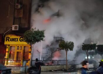 لحظات من الرعب.. ننشر أول صور من مسرح حريق عقار مدينة نصر