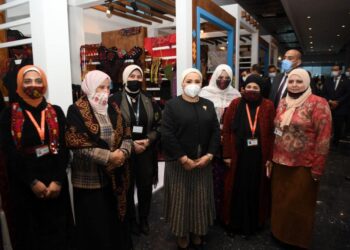 منتدى شباب العالم 2022.. السيدة انتصار السيسي تتفقد جناح الحرف اليدوية