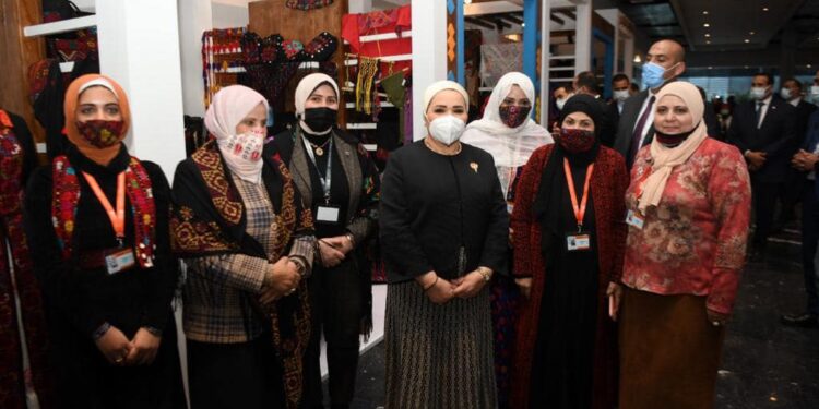 منتدى شباب العالم 2022.. السيدة انتصار السيسي تتفقد جناح الحرف اليدوية