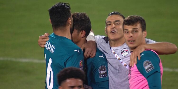 روح المنتخب.. عصام الحضري نمبر وان على تويتر بعد التأهل لنصف نهائي أمم إفريقيا