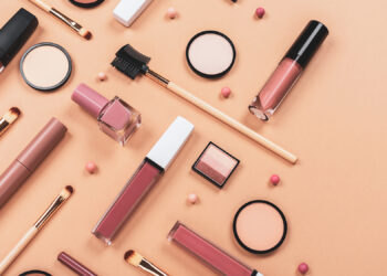 حان وقت التنظيف.. متى تتخلصي من منتجات التجميل منتهية الصلاحية؟