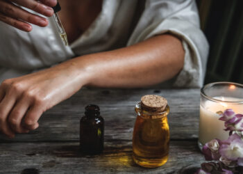 استخدامات زيت شجرة الشاي في روتين جمالك.. تألقي دائمًا