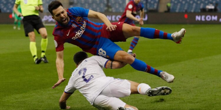 السوبر الإسباني..التعادل الإيجابي يحسم الشوط الأول بين برشلونة وريال مدريد