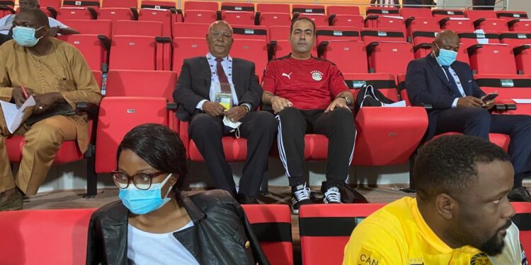 رئيس شباب ورياضة النواب يؤازر  منتخب مصر في الكاميرون خلال مباراته مع غينيا بيساو
