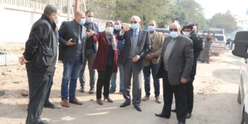 محافظ الجيزة يتفقد رصف بعض الشوارع.. تعرف عليها