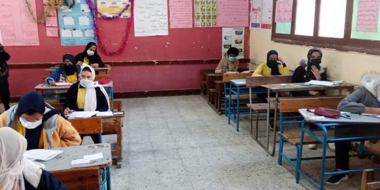 طلاب الشهادة الإعدادية بالقاهرة يبدأون امتحان الدراسات والإنجليزية بالجيزة