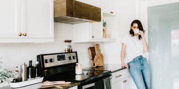 مطبخ صغير؟ إليكِ 8 طرق للتخلص من الفوضى