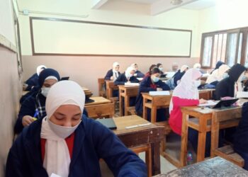 طلاب الثانى الثانوى يبدأون امتحان العربى وسط تباعد اجتماعى