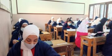 طلاب الثانى الثانوى يبدأون امتحان العربى وسط تباعد اجتماعى