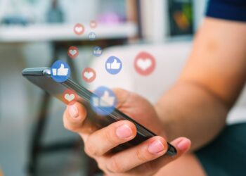 وسائل التواصل الاجتماعي.. لماذا عليك توخي الحذر بشأن ما تنشره؟