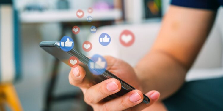 وسائل التواصل الاجتماعي.. لماذا عليك توخي الحذر بشأن ما تنشره؟