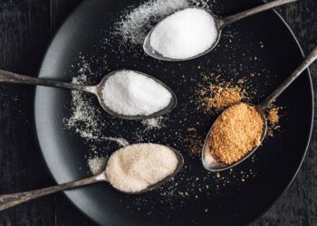 ما الفرق بين السكر الأبيض والسكر البني؟ إليكِ الاستخدامات الصحيحة