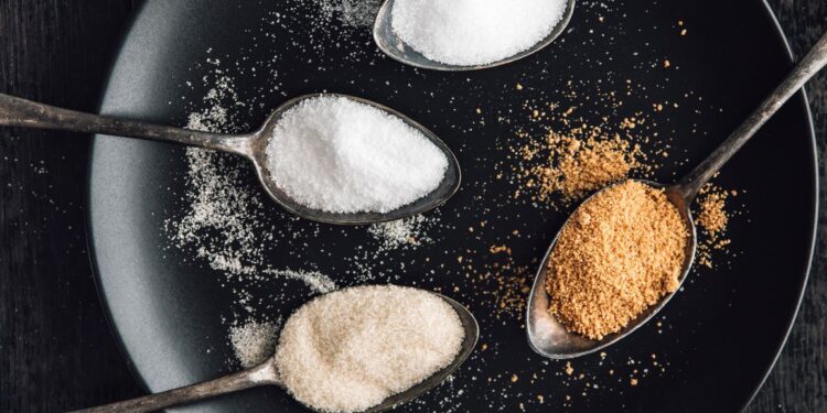 ما الفرق بين السكر الأبيض والسكر البني؟ إليكِ الاستخدامات الصحيحة
