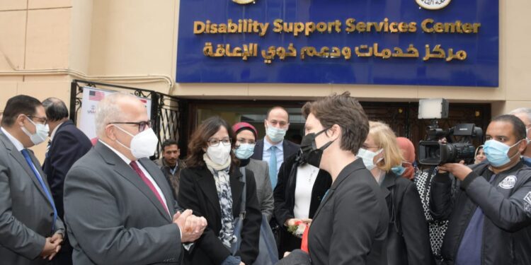 جامعة القاهرة تفتتح مركز خدمات ودعم ذوي الإعاقة| صور