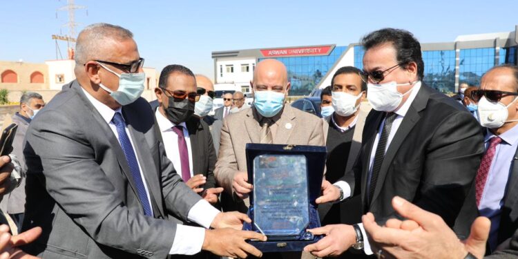 وزير التعليم العالي يفتتح المبنى الإداري الجديد بجامعة أسوان