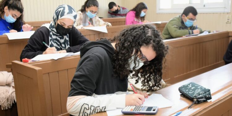 جامعة القاهرة: الالتزام بالمواصفات الفنية للورقة الامتحانية حسب طبيعة كل كلية
