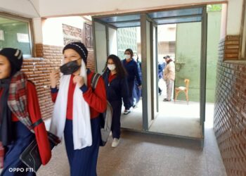 وسط إجراءات احترازية.. طلاب الثانى الثانوى يؤدون أولى امتحانات الفصل الدراسي الأول